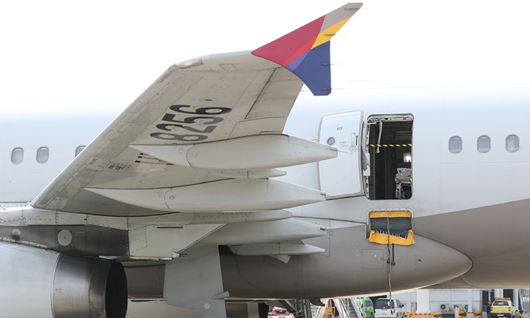 지난 2023년 5월 26일 대구국제공항에 비상착륙한 아시아나 비행기의 비상구가 당시 비상개폐되며 파손된 모습을 보이고 있다. 연합뉴스