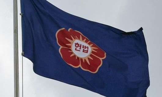 서울 종로구 헌법재판소 앞 깃발. 연합뉴스