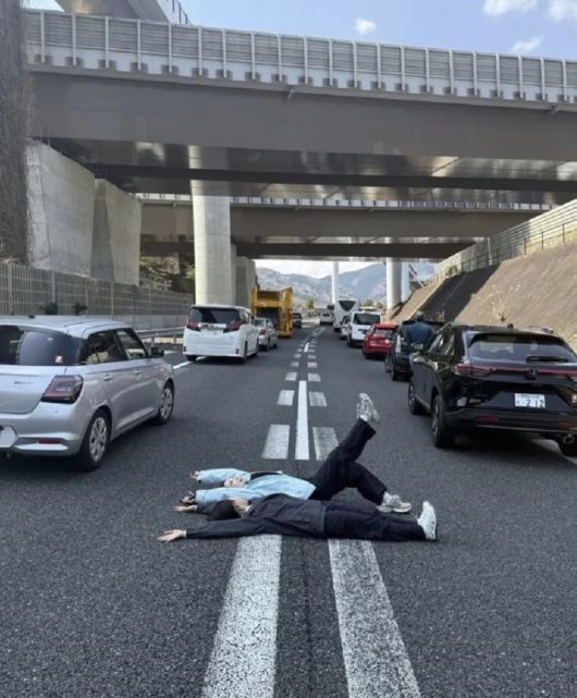 관광버스 충돌 사고로 교통이 마비된 도쿄-후지산 고속도로에서 중국인 여성 두명이 차량 사이에 누워 ‘인생샷’을 촬영하고 있다. 웨이신 캡처