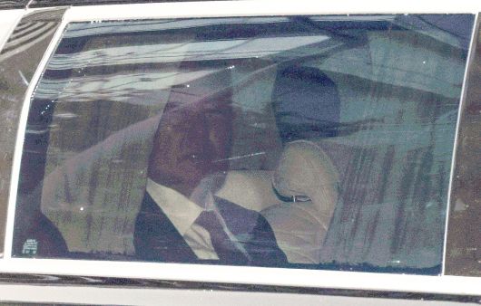 지난 14일 윤석열 전 대통령이 서울 서초구 서울중앙지방법원에서 열린 내란 우두머리 혐의 1차 공판을 마친 뒤 차량을 타고 서초동 사저로 들어서고 있다. 뉴스1