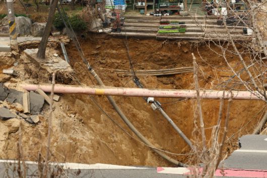 지난달 24일 강동구 대명초등학교 도로에서 발생한 땅꺼짐 현장의 모습. 연합뉴스