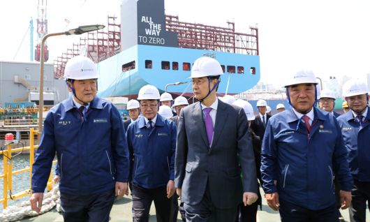 韓 “조선업 발전 기회” 대통령 권한대행 한덕수 국무총리(앞줄 가운데)가 16일 HD현대중공업 울산 조선소를 찾아 권오갑 회장(〃 왼쪽) 등 임직원들과 현장을 시찰하고 있다. 한 권한대행은 “한·미 협력 강화는 우리 조선 산업의 재도약을 이끌 소중한 기회가 될 것”이라고 말했다. 울산=대통령실사진기자단