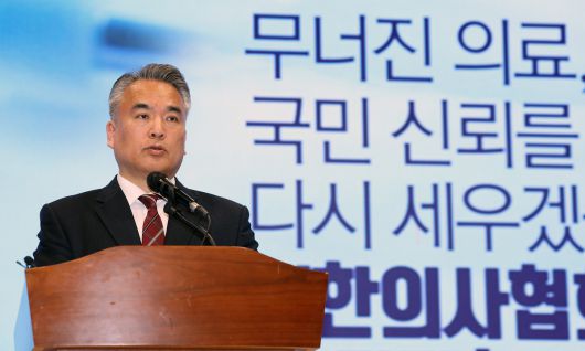 김성근 대한의사협회 대변인이 17일 서울 용산구 의협회관에서 언론 브리핑을 하고 있다. 연합뉴스