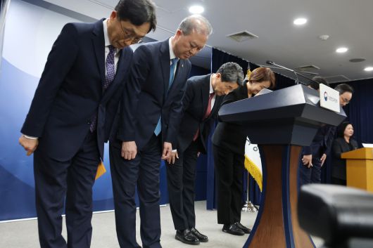 “국민께 송구” 이주호 사회부총리 겸 교육부 장관(왼쪽 세 번째)이 17일 서울 종로구 정부서울청사에서 의대 모집인원 관련 브리핑을 열고 고개 숙여 인사하고 있다. 정부는 전국 40개 의과대학 총장들의 건의에 따라 내년도 의과대학 정원을 늘리겠다는 계획을 철회하고 모집인원을 3058명으로 확정했다. 뉴스1