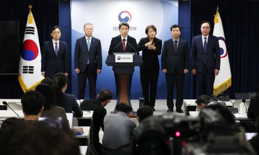 이주호 사회부총리 겸 교육부 장관이 17일 서울 종로구 정부서울청사에서 2026학년도 의대 모집인원 조정 방향 관련 브리핑을 하고 있다. 정부는 전국 40개 의과대학 총장들의 건의를 받아들여 2026학년도 의과대학 모집 인원을 ‘증원 0명’인 3058명으로 확정했다. 뉴스1