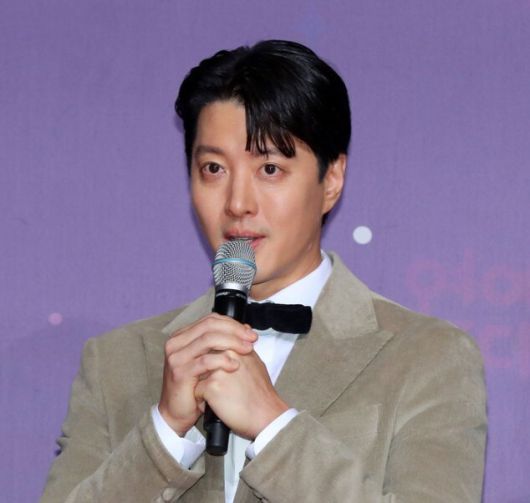 이동건이 최근 제주도에 카페를 오픈한 이후 주변 상인들의 불만이 쏟아지고 있다. 뉴시스