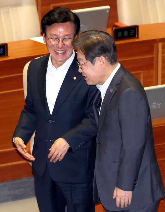 이재명 제21대 대통령 선거 더불어민주당 경선 후보와 김민석 최고위원이 17일 오후 서울 여의도 국회 본회의장에서 열린 제424회 국회(임시회) 제5차 본회의에서 내란·명태균 특검법 등 재의요구 안과 상법개정안에 대한 투표를 마치고 대화를 하고 있다. 뉴시스