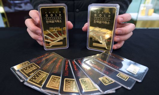 금값 어디까지… 17일 서울 종로구 한국금거래소 종로본점에서 직원이 금제품을 정리하고 있다. 도널드 트럼프 미국 대통령의 관세정책 불확실성이 지속되면서 대표적 안전자산인 금 가격이 고공행진을 이어가고 있다. 금 선물 가격은 16일(현지시간) 뉴욕상품거래소에서 장중 온스당 3355.1달러에 거래되며 사상 최고치를 기록했다. 남정탁 기자