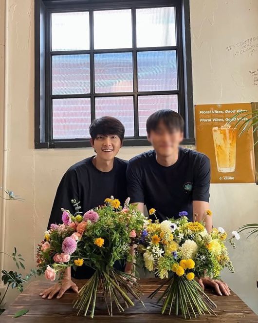 배우 송중기. 플로리스트 인스타그램 캡처.