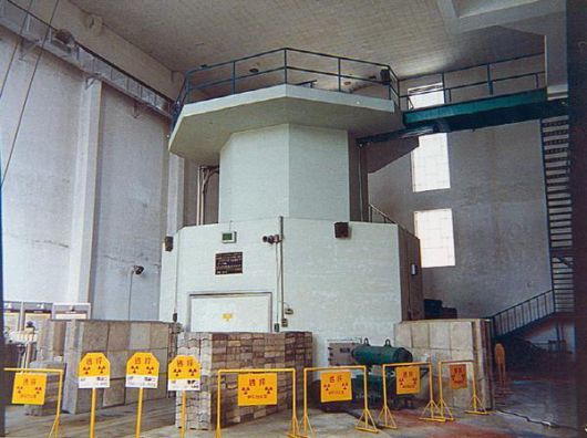 한국원자력연구원 컨소시엄이 16일(현지 시각) 미국 미주리대 차세대 연구용 원자로(연구로) 설계 계약을 따내면서 한국은 미국으로부터 연구로를 도입한 지 66년 만에 연구로 기술을 역수출하는 나라가 됐다. 한국 원자력 연구개발 역사는 1959년 우리나라 최초 원자로인 '트리가 마크-2'(사진)를 미국 제너럴아토믹으로부터 도입하면서 시작됐다. 한국원자력연구원 제공