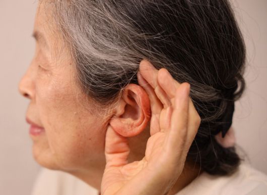 청력 저하는 건강의 ‘적색 경보’다. 낙상으로 인한 골절, 인지기능 저하로 인한 치매 위험 등을 높인다.   클립아트코리아