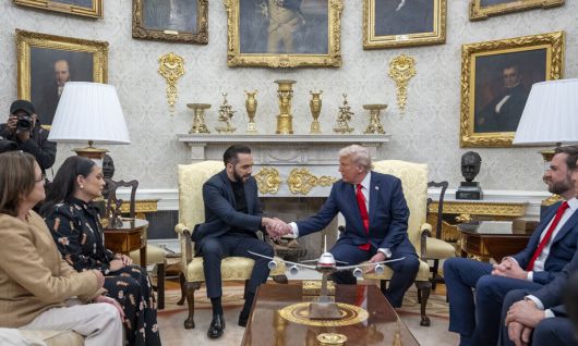 지난 14일 미국 워싱턴 백악관 오벌 오피스에서 도널드 트럼프 미국 대통령(오른쪽 가운데)과 나이브 부켈레 엘살바도르 대통령(왼쪽 가운데)이 회담하고 있다. 벽난로의 황금 장식과 선반 위 황금 트로피가 눈에 띈다. 워싱턴DC=EPA연합뉴스