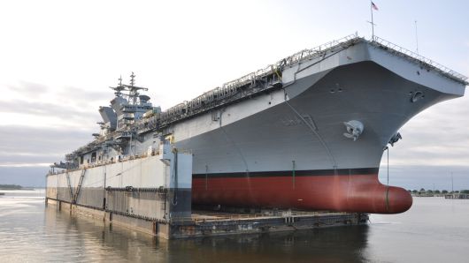 미국의 헌팅턴 잉걸스 조선소의 부유식 시설에 미 해군 강습상륙함 트리폴리함이 놓여 있다. 세계일보 자료사진