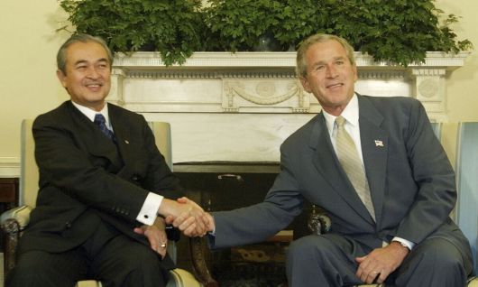 2004년 7월 미국 워싱턴 백악관 오벌 오피스에서 조지 부시 당시 미국 대통령(오른쪽)이 압둘라 아마드 바다위 말레이시아 총리와 인사를 나누고 있다. 워싱턴DC=AP연합뉴스