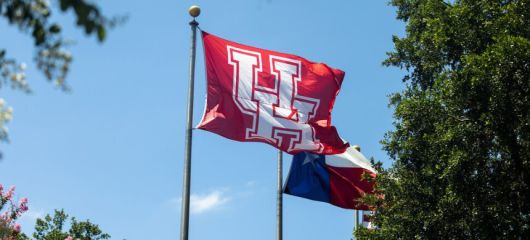 휴스턴대학교 깃발. 대학교 누리집 갈무리