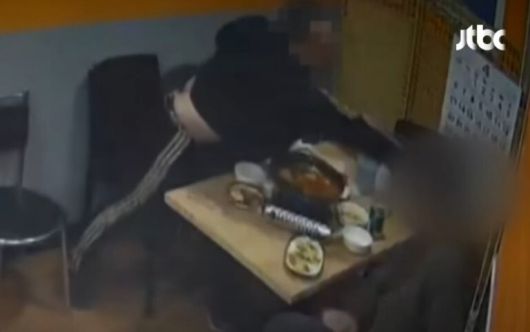 학창 시절 선배와 식사를 하던 중 돌연 폭행을 당한 남성의 사연이 공개됐다. JTBC '사건반장' 캡처