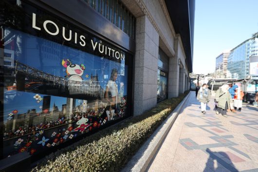 프랑스 명품 브랜드 루이비통이 국내 시장에서 판매 중인 일부 가방 제품의 가격을 기습 인상했다. 연합뉴스