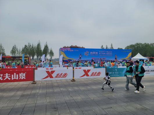 휴머노이드 로봇 ‘쑹팅둥리 N2’가 19일 중국 베이징에서 열린 세계 첫 휴머노이드 마라톤에서 달려나가고 있다.    베이징=이우중 특파원