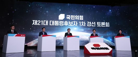 19일 서울 강서구 ASSA 아트홀에서 열린 제21대 대통령후보자 국민의힘 1차 경선 토론회에서 유정복(왼쪽부터), 안철수, 김문수, 양향자 후보가 토론을 준비하고 있다.   뉴스1