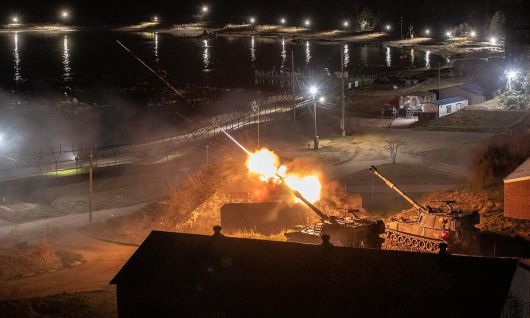 육군 3군단이 지난 16일부터 17일까지 강원도 고성 해안 일대에서 야간 해상사격 훈련을 실시했다고 18일 밝혔다. 사진은 22보병사단 소속 K55A1자주포가 포탄을 발사하고 있는 모습. 육군 제공