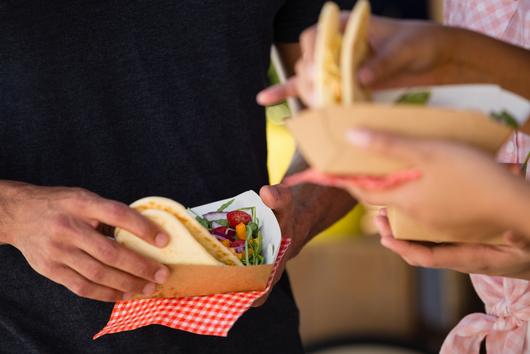 멕시코의 대표적인 요리 중 하나인 타코 (taco). 옥수숫가루 반죽을 살짝 구워 만든 토르티야라는 빵에 야채나 고기를 싸서 먹는다. 클립아트코리아 제공