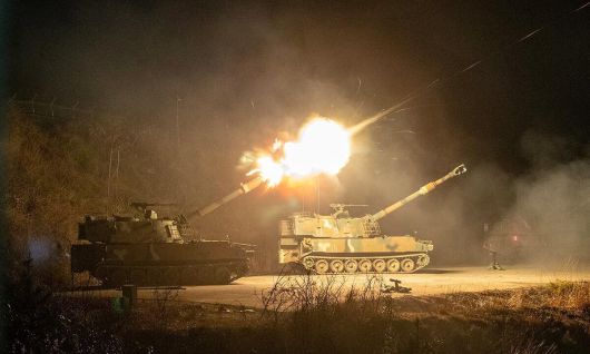 육군 3군단이 지난 16일부터 17일까지 강원도 고성 해안 일대에서 야간 해상사격 훈련을 실시했다고 18일 밝혔다. 사진은 22보병사단 소속 K55A1자주포가 포탄을 발사하고 있는 모습. 육군 제공