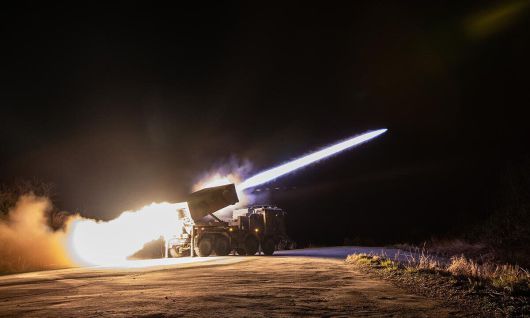 육군 3군단이 지난 16일부터 17일까지 강원도 고성 해안 일대에서 야간 해상사격 훈련을 실시했다고 18일 밝혔다. 사진은 3포병여단 소속 천무가 130㎜탄을 발사하고 있는 모습. 육군 제공