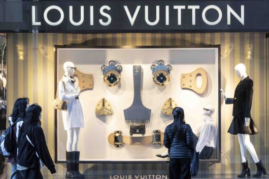 15일 서울 시내의 한 백화점 루이비통 매장 앞으로 시민이 지나가고 있다. 뉴시스