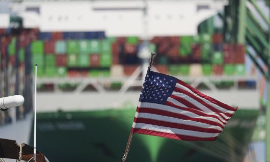 미국 LA항구에 접근하는 컨테이너선 앞으로 미국 국기가 휘날리고 있다. AP연합뉴스