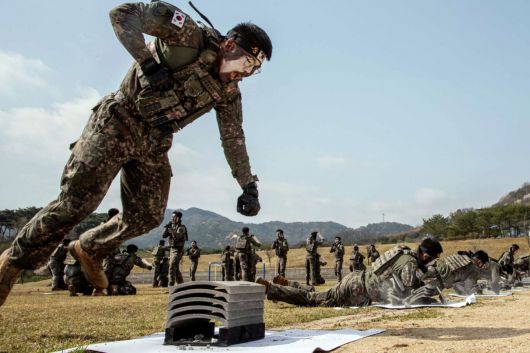 18일 열린 육군 제35사단 창설 70주년 기념식에서 기동대대 대원들이 격파 시범을 보이고 있다. 35사단 제공