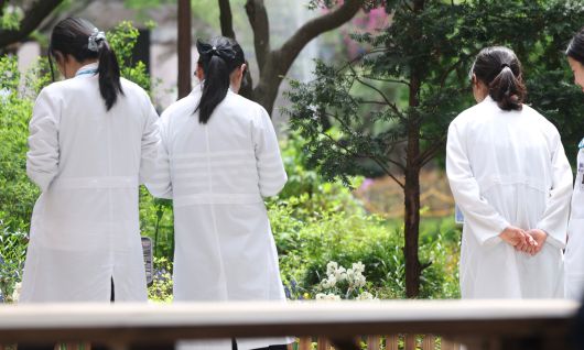 서울시내 한 의과대학에서 관계자들이 이야기를 나누고 있다. 뉴시스