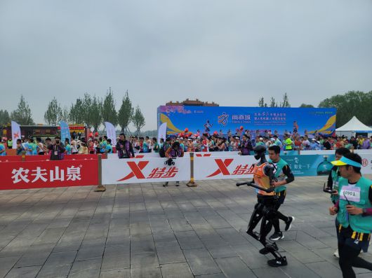 휴머노이드 로봇 ‘톈궁 1.2 맥스’가 19일 중국 베이징에서 열린 세계 첫 휴머노이드 마라톤에서 달려나가고 있다.   베이징=이우중 특파원