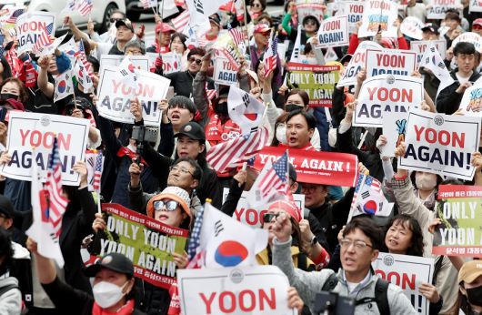 19일 서울 서초구 교대역 인근에서 윤석열 대통령의 복귀를 요구하는 2030의 ‘윤어게인(YOON AGAIN)’ 집회가 열리고 있다. 뉴시스