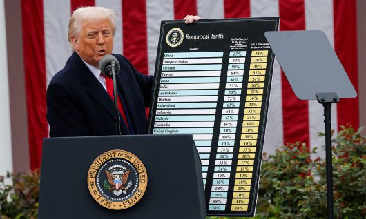 트럼프 미국 대통령이 지난 4월 2일(현지시간) 워싱턴 DC 백악관에서 열린 행사에서 상호 관세에 대한 연설을 하며 차트를 들고 있다. 로이터연합뉴스