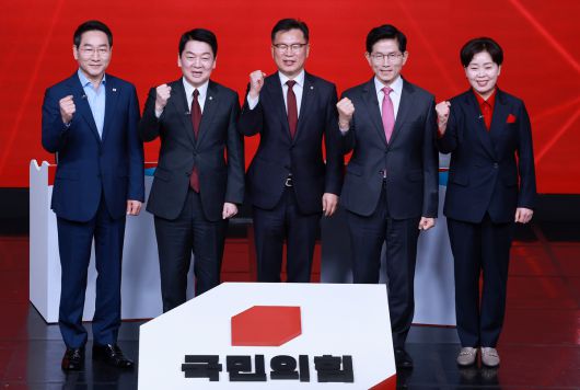 19일 오후 서울 강서구 ASSA아트홀에서 열린 국민의힘 '제21대 대통령후보자 1차 경선 조별 토론회’에 참석한 후보들이 이양수 사무총장과 기념 촬영을 하고 있다. 왼쪽부터 유정복, 안철수, 이양수 사무총장, 김문수, 양향자 후보. 뉴스1