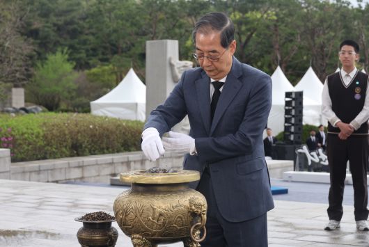 한덕수 대통령 권한대행 국무총리가 19일 서울 강북구 국립 4·19민주묘지에서 열린 제65주년 4·19 혁명 기념식에서 분향하고 있다.   연합뉴스