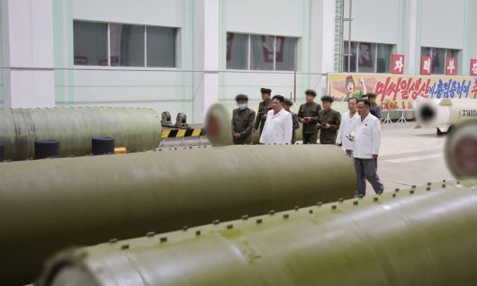 김정은 북한 국무위원장이 탄도미사일을 생산하는 군수공장을 현지지도하고 있다. 조선중앙통신·연합뉴스