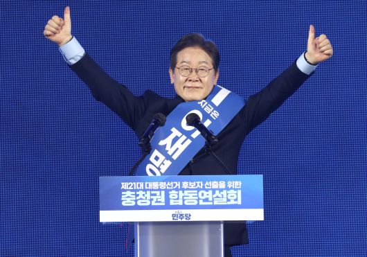 이재명 더불어민주당 대선 경선 후보가 19일 충북 청주체육관에서 열린 제21대 대통령선거 후보자 선출을 위한 충청권 합동연설회에서 정견발표를 하고 있다.  뉴스1