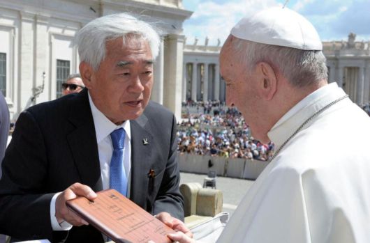 2017년 5월 프란치스코 교황(왼쪽)이 성 베드로 광장에서 조정원 세계태권도연맹(WTF) 총재로부터 태권도 명예 10단증을 받고 있다. 세계태권도연맹 제공