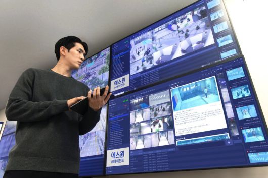 에스원 직원이 AI 에이전트를 시연하고 있다. 에스원 제공