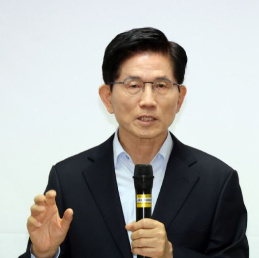 국민의힘 김문수 대선 경선 후보가 21일 서울 여의도 캠프 사무실에서 전국 광역급행철도 관련 공약을 발표하고 있다. 뉴시스