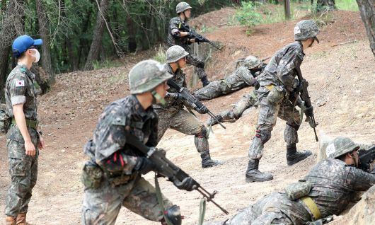 대구 육군 50사단 신병교육대대에서 훈련병들이 각개전투 훈련을 하고 있다. 연합뉴스
