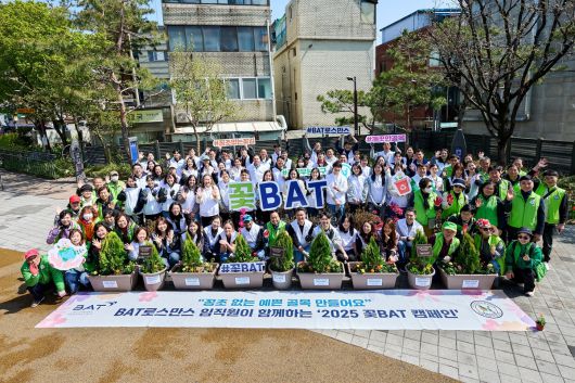BAT로스만스 송영재 대표, 자연보호중앙연맹 서울시협의회 이영도 회장을 비롯한 임직원 및 관계자들이 서울 신당동 마을마당에서 ‘2025 꽃BAT 캠페인’에 참여해 기념촬영을 하고 있다.  BAT로스만스 제공