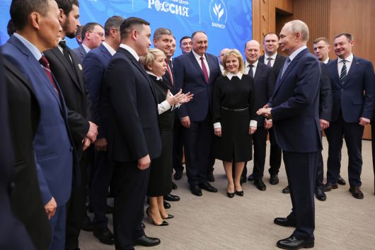 지자체장들 만난 푸틴 블라디미르 푸틴 러시아 대통령(오른쪽 세 번째)이 21일(현지시간) 러시아 모스크바에서 열린 지방자치단체 관련 행사를 마친 뒤 지자체장들과 이야기하고 있다. 모스크바=AP연합뉴스