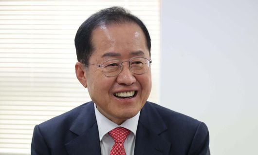 국민의힘 홍준표 대선 경선후보가 19일 서울 여의도 대하빌딩 선거캠프 사무실에서 자신의 선거 슬로건인 ‘제7공화국 선진대국’ 시대에 대해 설명하고 있다. 남정탁 기자