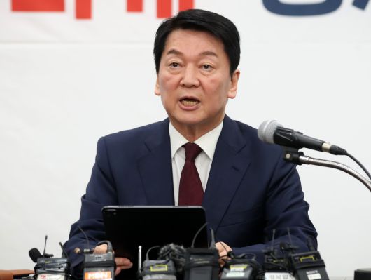 안철수 국민의힘 대선 경선 후보가 21일 오전 대구시당에서 열린 현안 관련 긴급 기자회견에서 발언하고 있다. 뉴스1