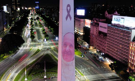 고향서도 추모 물결 21일(현지시간) 아르헨티나 부에노스아이레스의 오벨리스크에 프란치스코 교황의 얼굴과 애도의 상징인 검은 리본이 함께 비치고 있다. 프란치스코 교황은 1936년 부에노스아이레스에서 이탈리아 출신 이민자의 아들로 태어났다.   부에노스아이레스=AFP연합뉴스