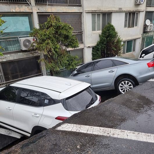 22일 오후 1시 10분께 경기 남양주시 화도읍의 한 아파트 지상 주차장의 옹벽이 무너져 내렸다. 이 사고로 주차된 차량 6대가 옹벽과 함께 아래로 빠져 파손됐다. 연합뉴스