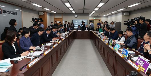 이인재 최저임금위원장이 22일 정부세종청사에서 열린 2026년도 최저임금 수준을 결정하기 위한 최저임금위원회 1차 전원회의에서 인사말을 하고 있다. 연합뉴스