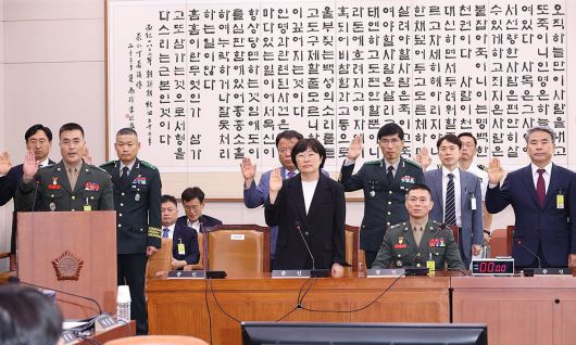 임성근 전 해병대 1사단장이 지난 2024년 7월 19일 국회 법제사법위원회에서 열린 '윤석열 대통령 탄핵소추안 발의 요청' 국민동의 청원 관련 청문회에서 증인선서를 거부한 채 자리에 앉아 있다. 연합뉴스